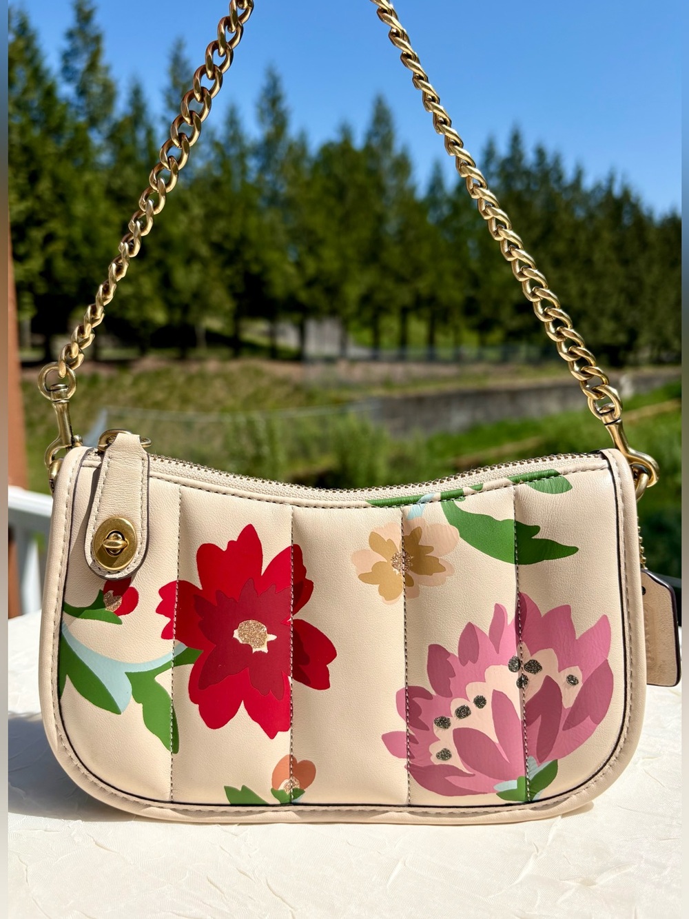 COACH Swinger Bag 20
With Quilting And Floral Bouquet Print C7208
